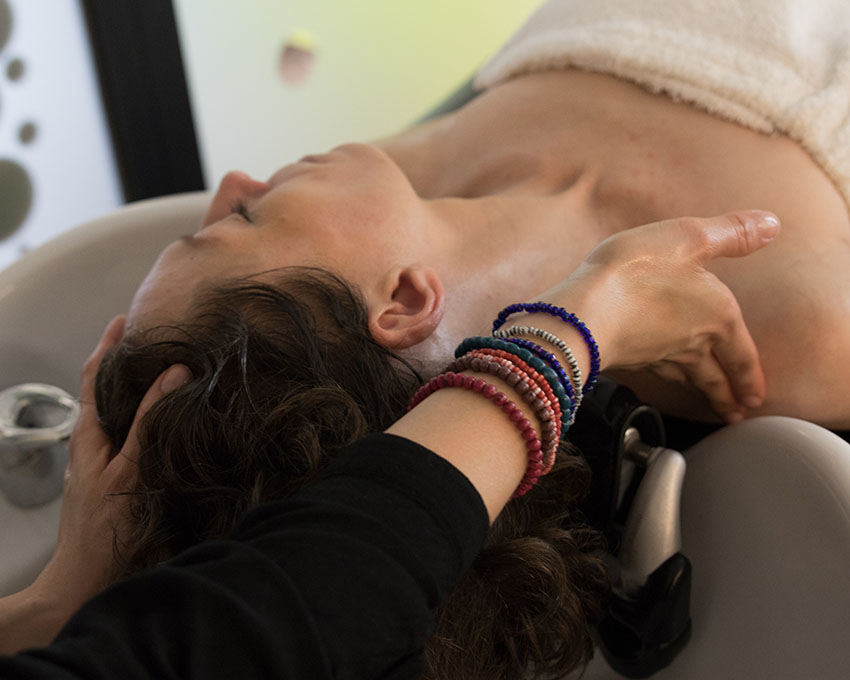 Massage du cuir chevelu : pourquoi et comment le stimuler ? - Magazine  Avantages